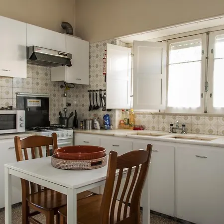 Urban House Hostel *